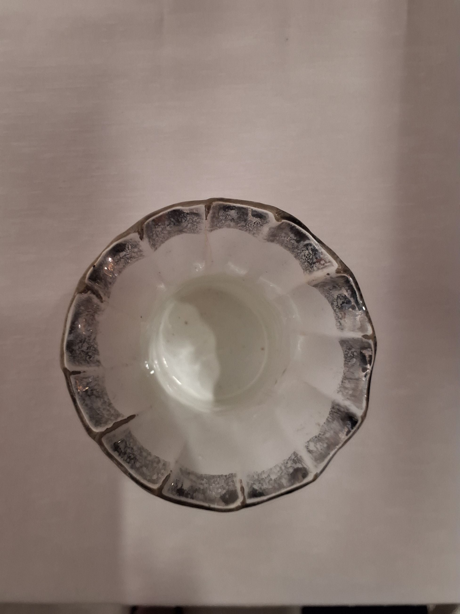 En vase med sølvudsmykning villeroy og boch